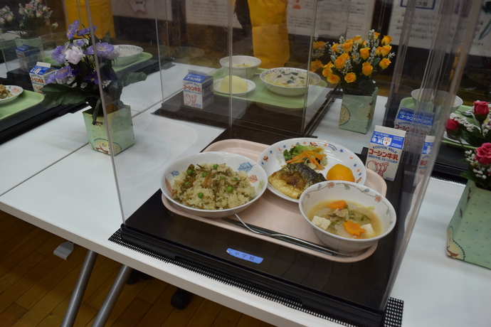 小学校の給食実物展示