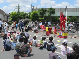 第3回の様子（大道芸を楽しむ子どもたち）