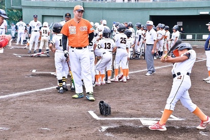 元プロ野球選手が指導する少年少女野球教室の写真