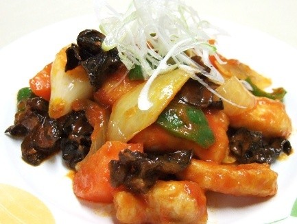 写真は「ゴロゴロ野菜の酢鶏」