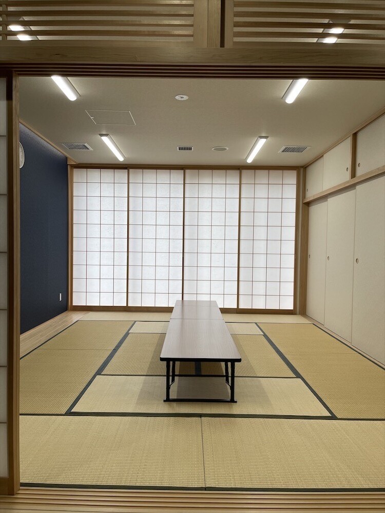 和室です。日本舞踊や着付け教室にも使えます。靴入れも完備しております。