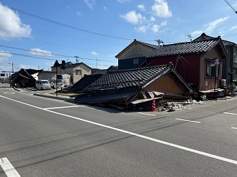能登半島地震で倒壊した建物（撮影：派遣職員）