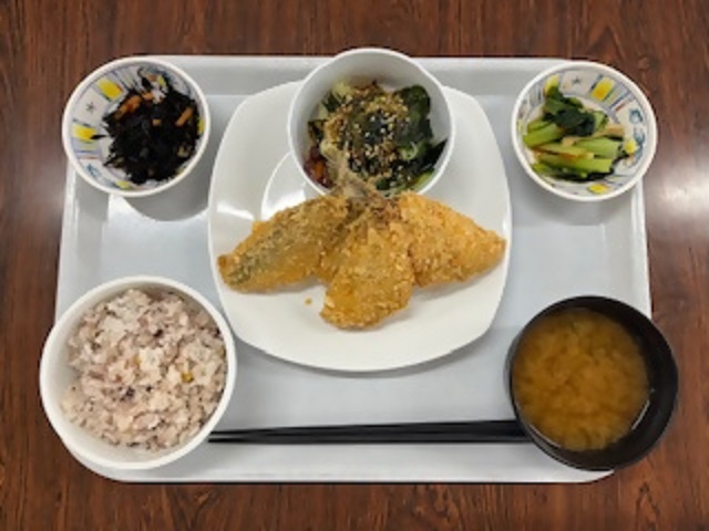・十五穀ご飯・アジのアーモンドフライ・海藻サラダ・小松菜のお浸し・ひじきの煮物・とうふとわかめの味噌汁