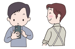 スマホをいじる子を見守る親