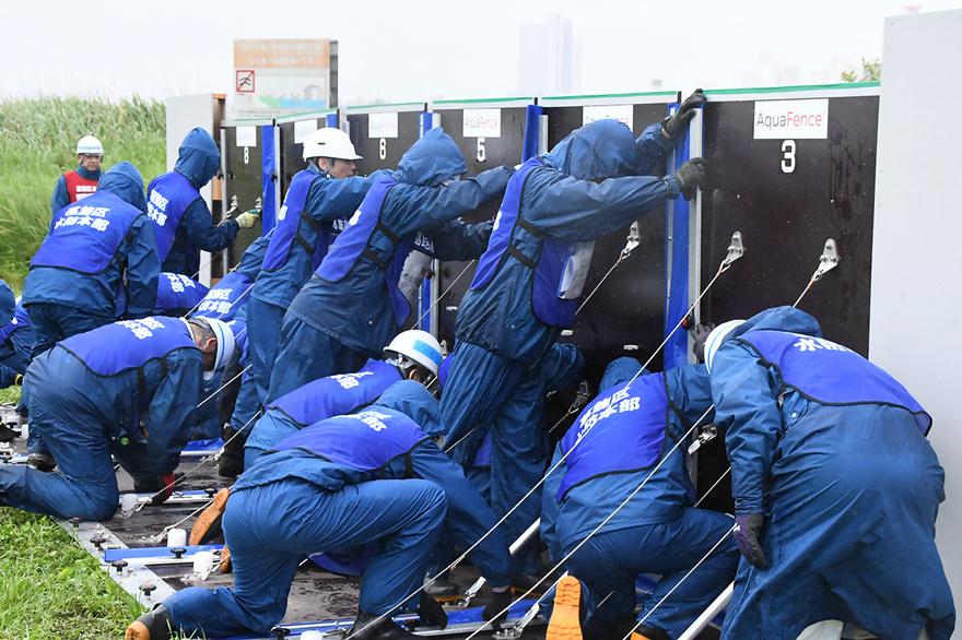 写真_河川敷で水防訓練をしている_02