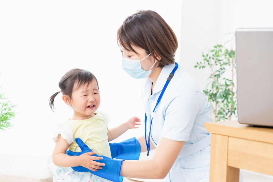 写真:検診を受けるお子さん