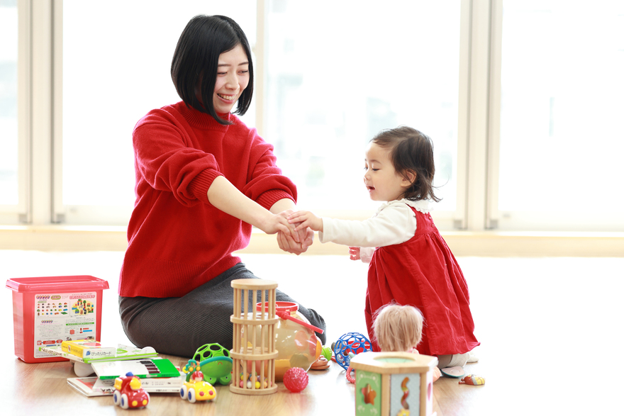 写真:お母さんと小さい子どもが遊んでいる様子
