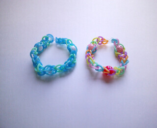 カラフルゴムブレスレットの写真