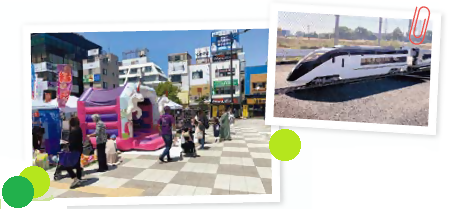 ふわふわ遊具とミニスカイライナーの写真