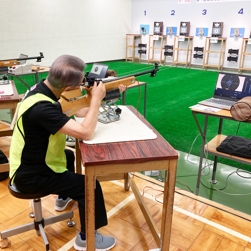 射撃をする男性
