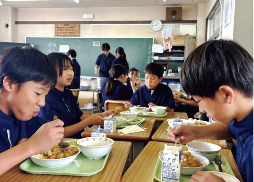 青戸中学校給食の写真